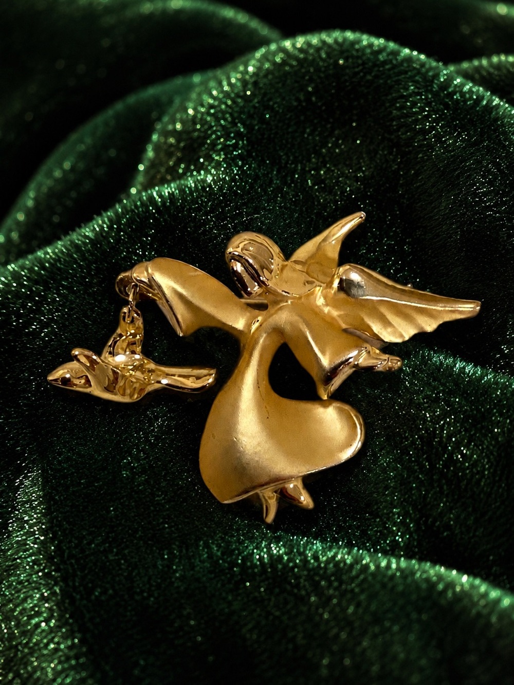 VTG Giusti Gold tone Angle holding  dove Brooch Stamped/Authentic